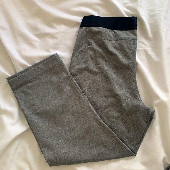 Women’s Nike Pro Cropped legging. Size Medium - Picture 1 of 2